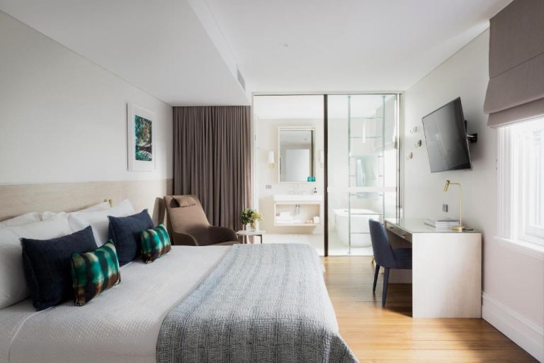 Habitación deluxe con cama king, escritorio y baño en suite acristalado en Spicers Potts Point