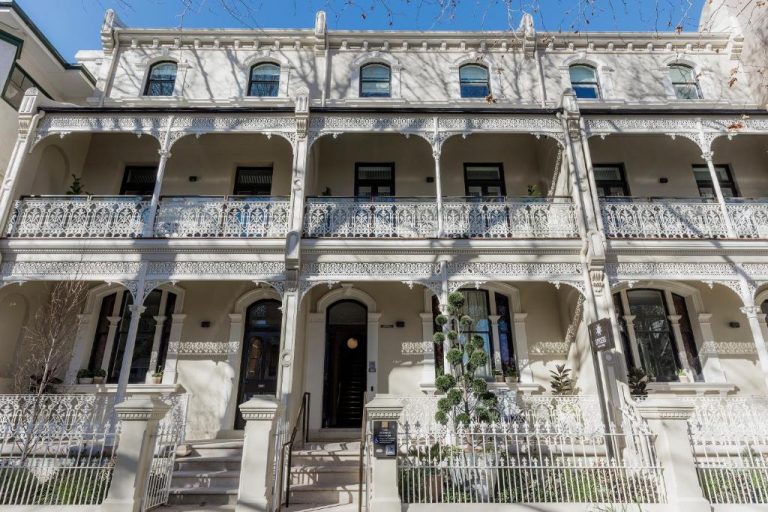 Fachada victoriana blanca con balcones de hierro forjado del hotel Spicers Potts Point en Sídney