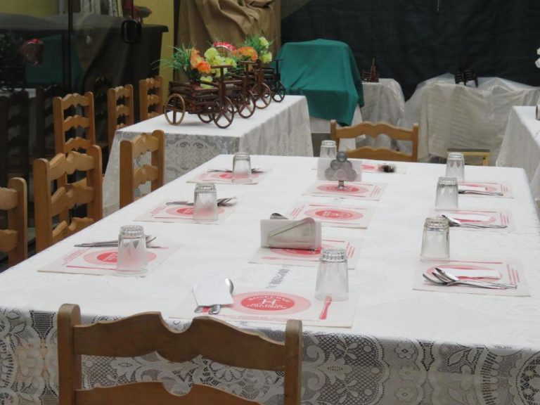Comedor del Hospedaje Del Pilar en Magdalena del Mar con mesas preparadas y mantel blanco