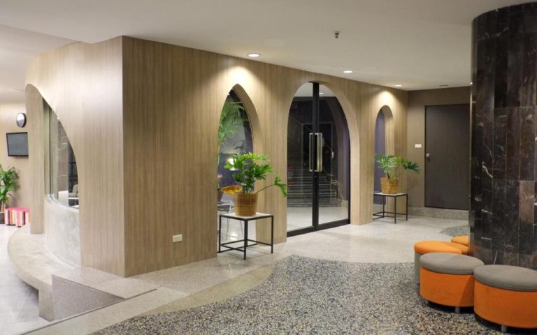 Elegante lobby con arcos de madera y plantas decorativas en el I Pavilion Hotel Phuket