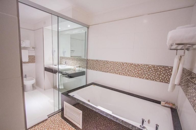 Baño de lujo con jacuzzi y ducha de cristal en el Carnaval Hotel Casino