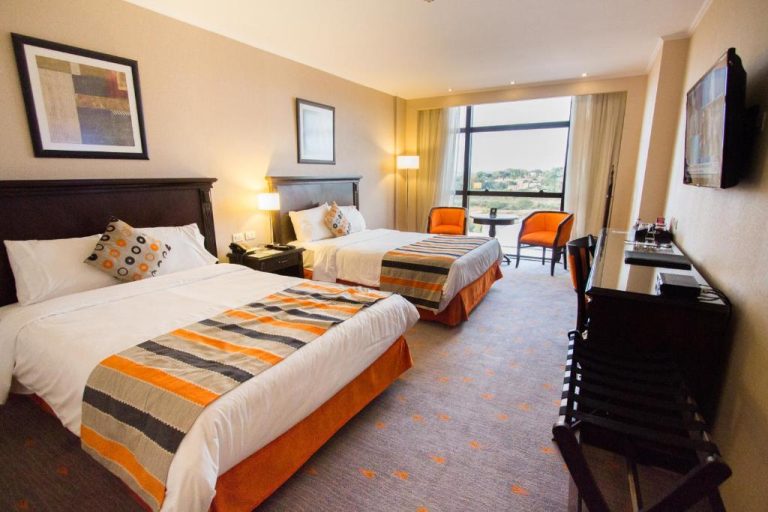 Habitación doble twin con dos camas y vista panorámica en Carnaval Hotel Casino