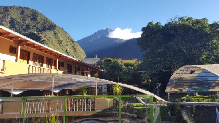 Piscina cubierta con domo del Hotel Fuentes del Volcán con impresionante vista al volcán nevado