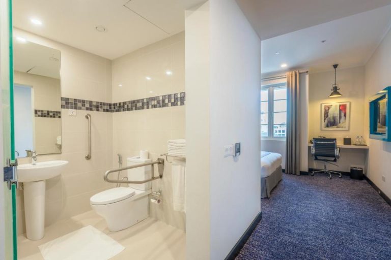 Baño adaptado y habitación individual accesible con escritorio en Fairway Colombo Hotel Sri Lanka