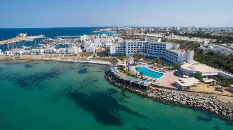 Vista aérea del Regency Hotel & Spa con piscina exterior y acceso directo al mar en Monastir