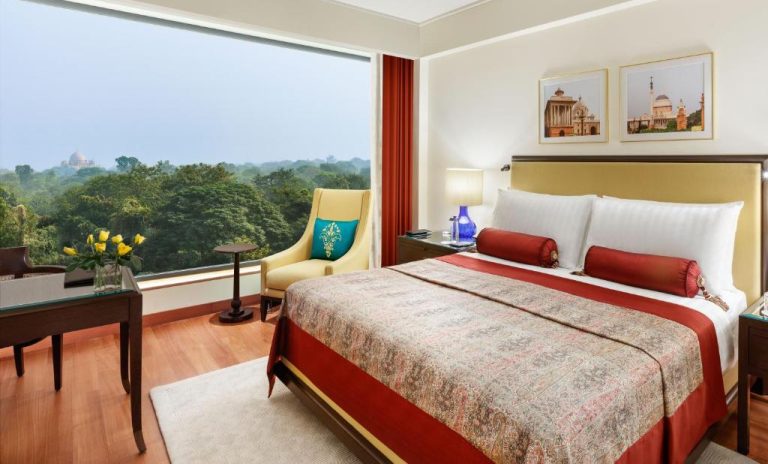 Habitación de lujo con cama doble y vistas al Taj Mahal en The Oberoi New Delhi