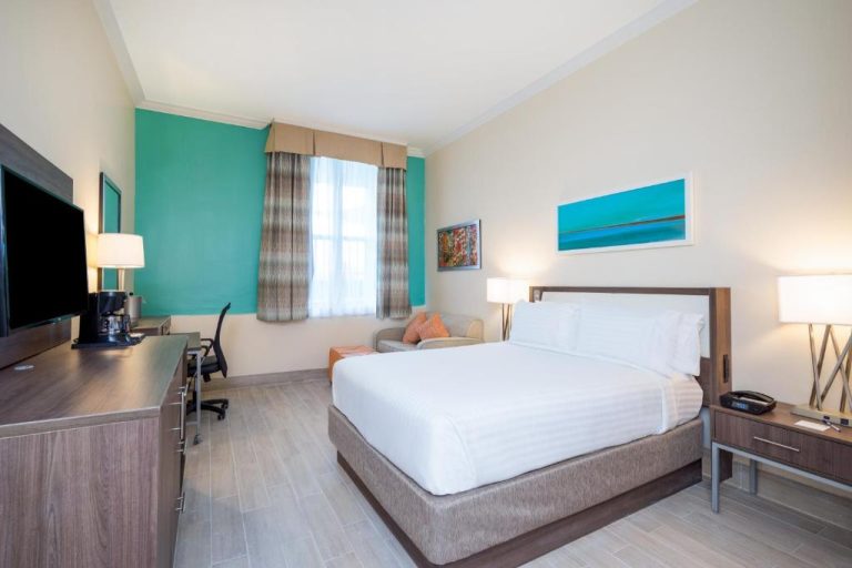 Habitación king con cama doble, escritorio y TV en Holiday Inn Express & Suites Nassau