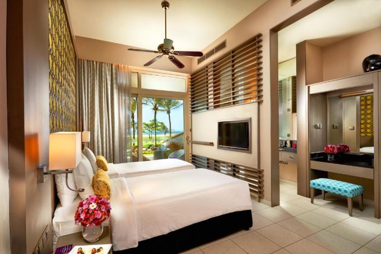 Habitación deluxe con cama doble, ventilador de techo y vistas al mar en Sentido Heritance Negombo