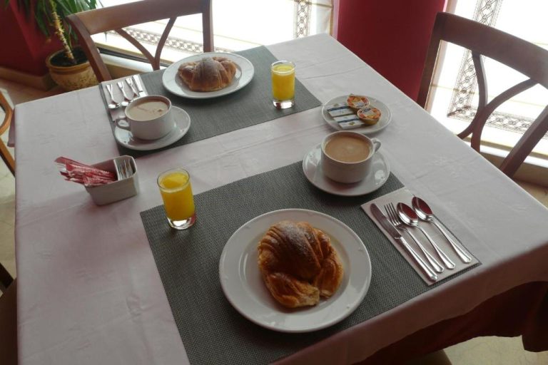 Desayuno continental con croissants, zumo de naranja y café con leche en el Hotel Fuentes del Volcán