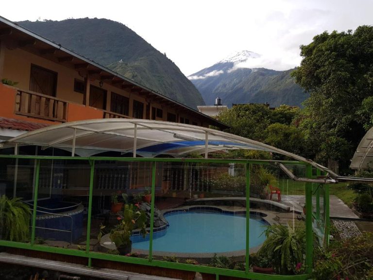 Piscina cubierta con domo transparente y vistas al volcán nevado en Hotel Fuentes del Volcán
