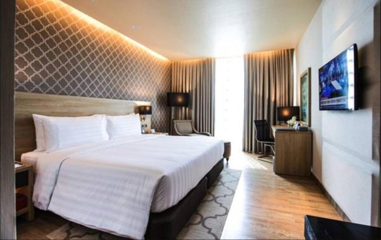 Habitación deluxe con cama king size y decoración moderna en Bai Hotel Cebu, Filipinas