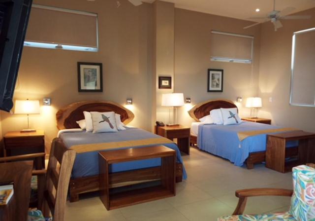 Habitación doble twin con dos camas y decoración tropical en Hotel La Gaviota Tropical