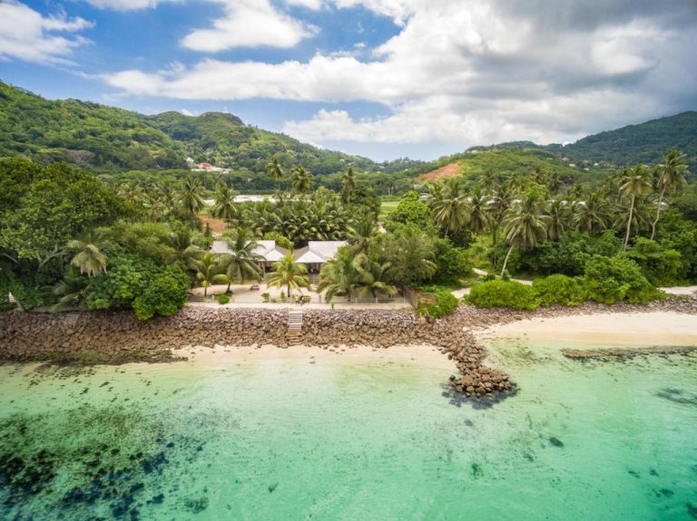 Vista aérea del Hotel Fleur de Sel con playa de arena blanca, aguas turquesas y vegetación tropical