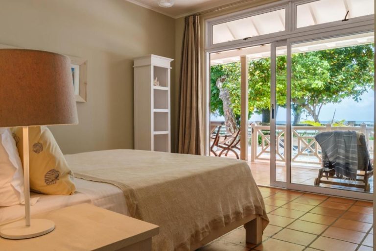 Habitación doble con terraza y vistas al mar en Hotel Fleur de Sel, decoración costera luminosa