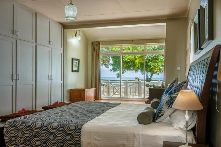 Habitación doble con cama king, balcón y vista al mar en el Hotel Fleur de Sel