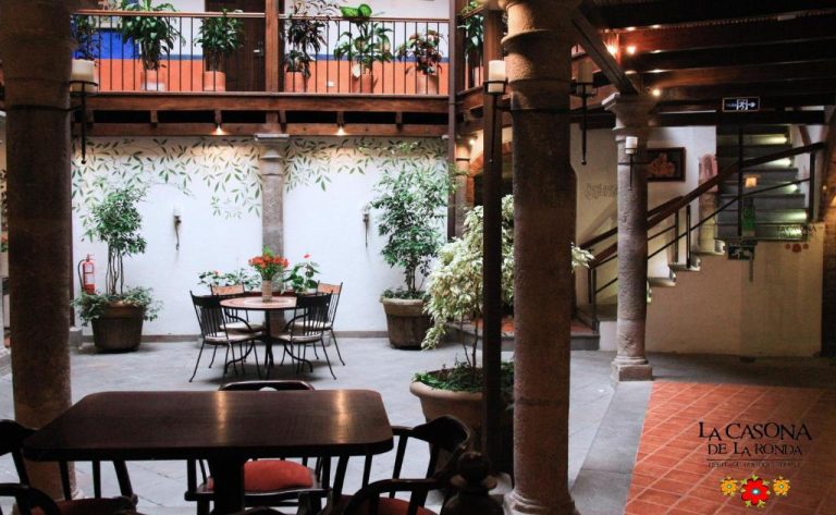 Patio interior con columnas de piedra y área de comedor del Hotel Boutique La Casona de la Ronda