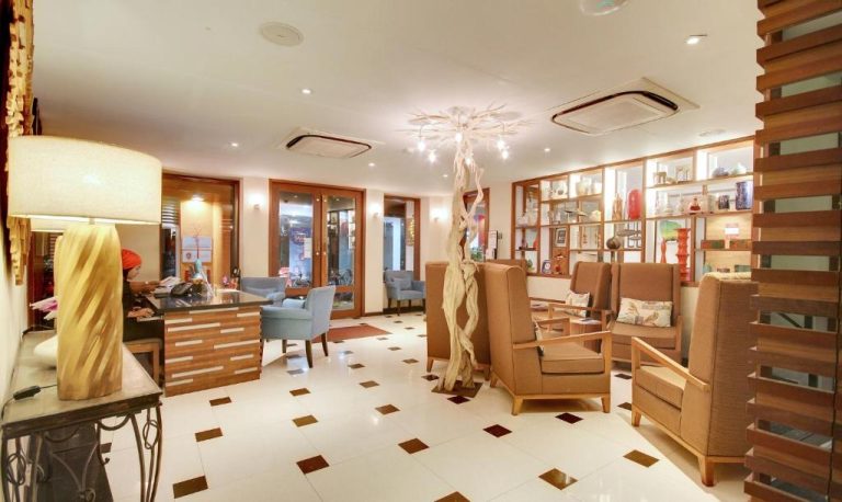 Recepción y zona de estar del The Somerset Hotel con decoración moderna y elegante iluminación
