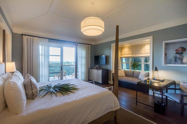 Habitación deluxe con cama dosel y balcón con vistas en The Island House Hotel