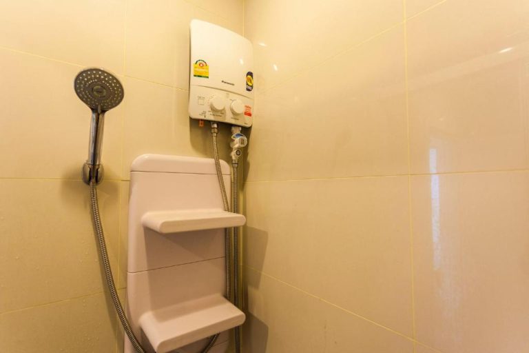 Ducha con calentador de agua eléctrico Panasonic en el condo The Base Downtown Phuket Town