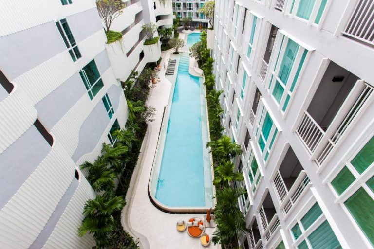 Piscina exterior alargada con jardines tropicales en The Base Downtown Phuket Town
