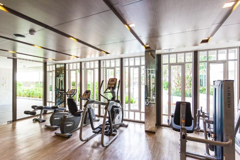 Gimnasio moderno con bicicletas estáticas y elípticas en The Base Downtown Phuket Town