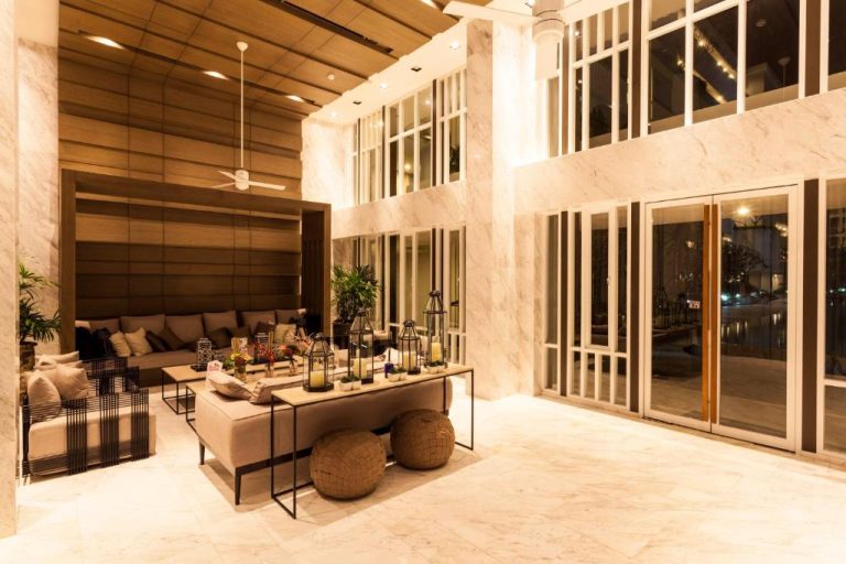 Elegante lobby con zona lounge y decoración de lujo en The Base Downtown Phuket Town Condo