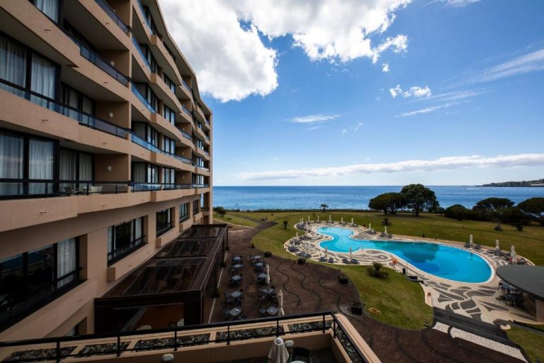 Piscina exterior con vistas al océano del Pestana Bahia Praia Nature & Beach Resort en Azores