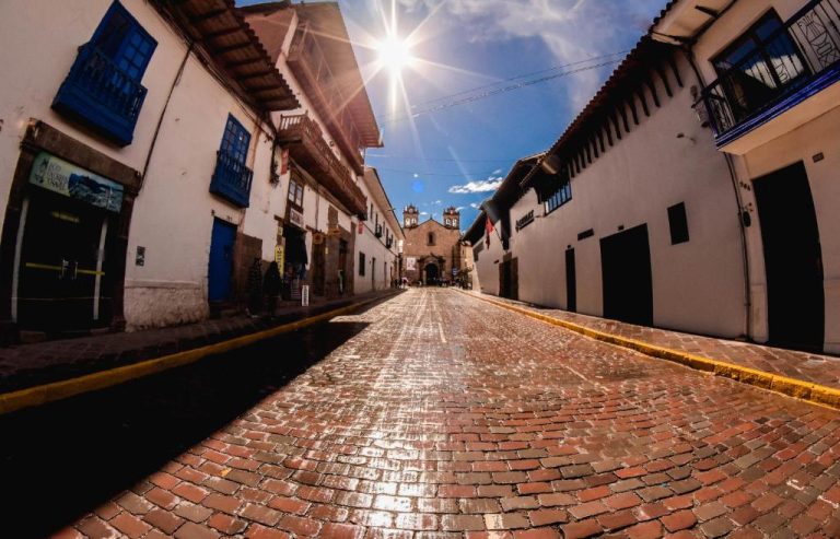 Calle adoquinada colonial frente al Cooper Hotel Boutique en el centro histórico de Cusco, Perú