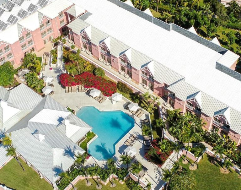Vista aérea de la piscina exterior y jardines tropicales del Comfort Suites Paradise Island