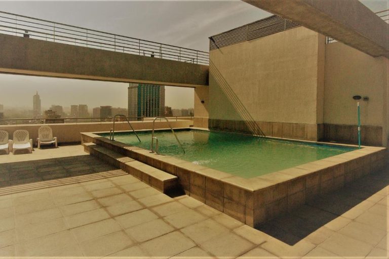 Piscina en azotea con vistas a la ciudad en Personal Aparts Bellas Artes Buenos Aires