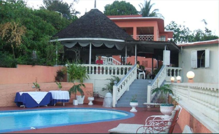 Piscina exterior y gazebo con terraza del Verney House Resort rodeado de vegetación tropical