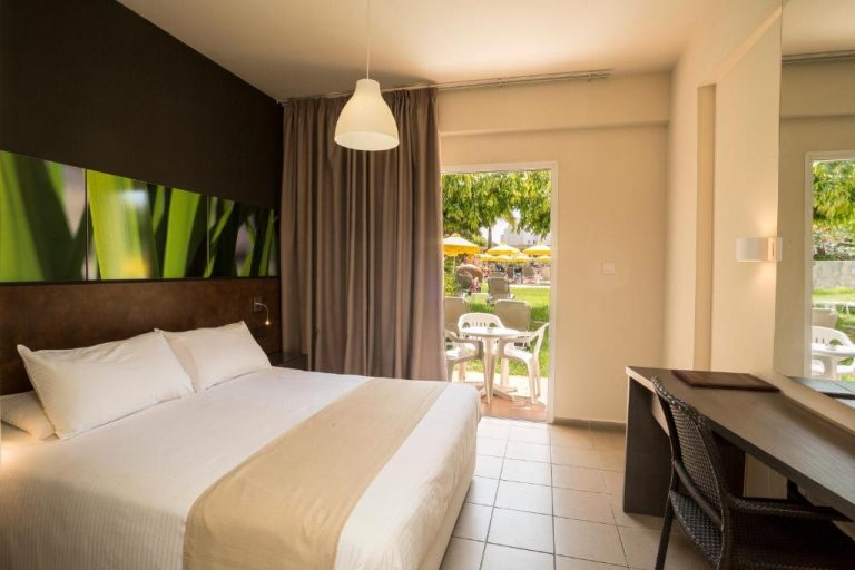Habitación doble con terraza y vistas al jardín en el hotel Mayfair Gardens