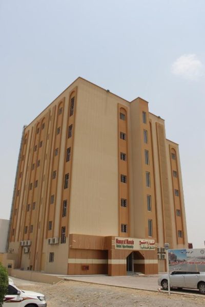 Fachada exterior del Manarat Manah Hotel Apartments, edificio de apartamentos de varios pisos en Omán