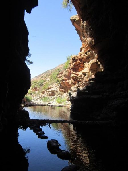 Cañón rocoso con piscina natural en Auberge des Cascades Imouzzer en Paradise Valley, Marruecos