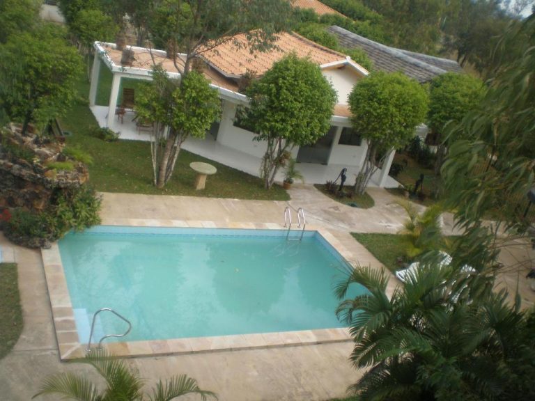 Piscina exterior con jardín tropical y casa principal del Hotel Ruta Del Sol vista aérea