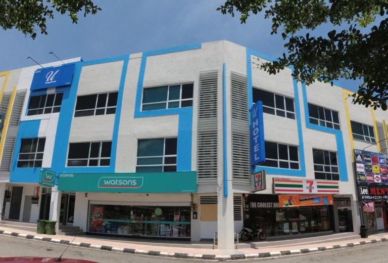 Fachada exterior del U Design Hotel Kuala Lipis con tienda Watsons y 7-Eleven en planta baja