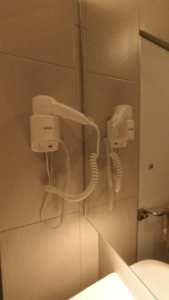 Secador de pelo de pared en el baño del U Design Hotel Kuala Lipis con cable extensible