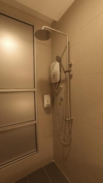 Ducha tipo lluvia con calentador eléctrico y mampara de vidrio en U Design Hotel Kuala Lipis