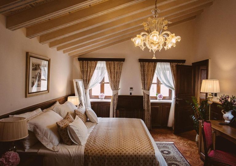 Habitación clásica con lámpara de araña veneciana y cama doble en Heritage Hotel Cardo