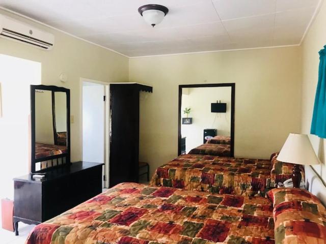 Habitación doble con dos camas y decoración colorida en Verney House Resort con aire acondicionado