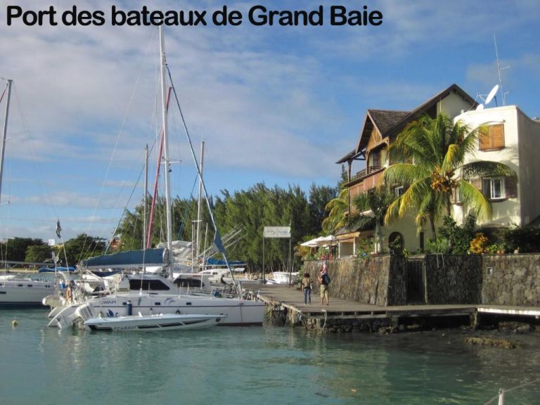 Puerto deportivo de Grand Baie con veleros y paseo marítimo cerca del hotel Centraville