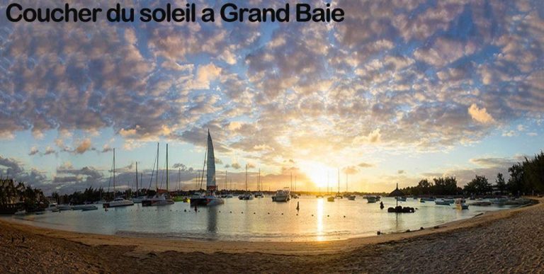 Espectacular atardecer sobre la bahía de Grand Baie con veleros en el hotel Centraville Mauritius