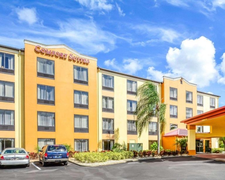 Fachada exterior del Comfort Suites Tampa Brandon con aparcamiento y palmeras en Florida