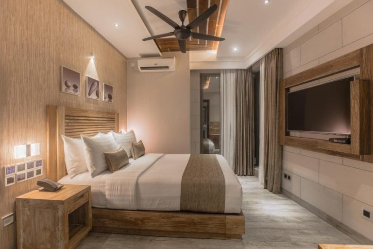 Habitación doble de lujo con cama king size y decoración en madera del hotel Samann Grand