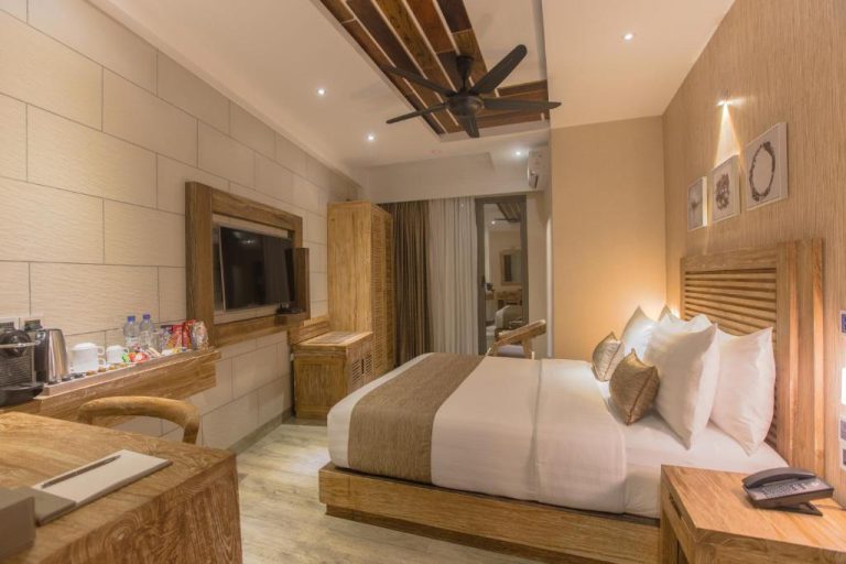 Habitación deluxe con cama doble y decoración en madera natural del hotel Samann Grand