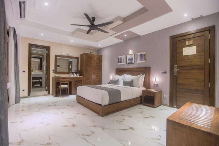 Habitación deluxe con cama matrimonial y suelo de mármol en el hotel Samann Grand