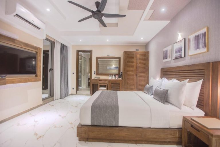 Habitación doble de lujo con cama king size y suelo de mármol en el hotel Samann Grand