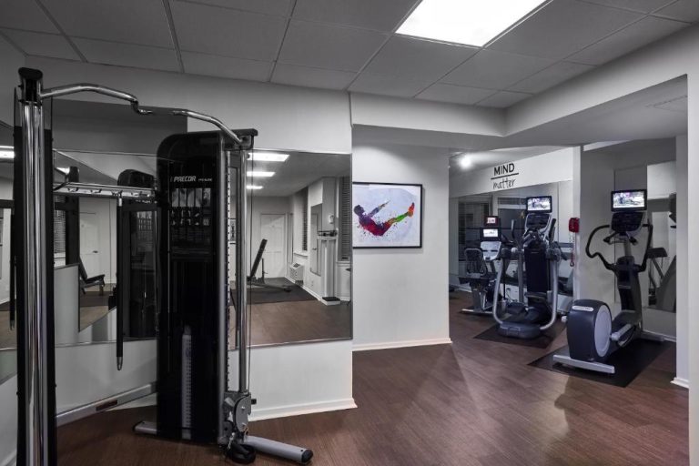 Gimnasio moderno con máquinas Precor y elípticas en Claridge House Chicago, Tapestry Collection by Hilton