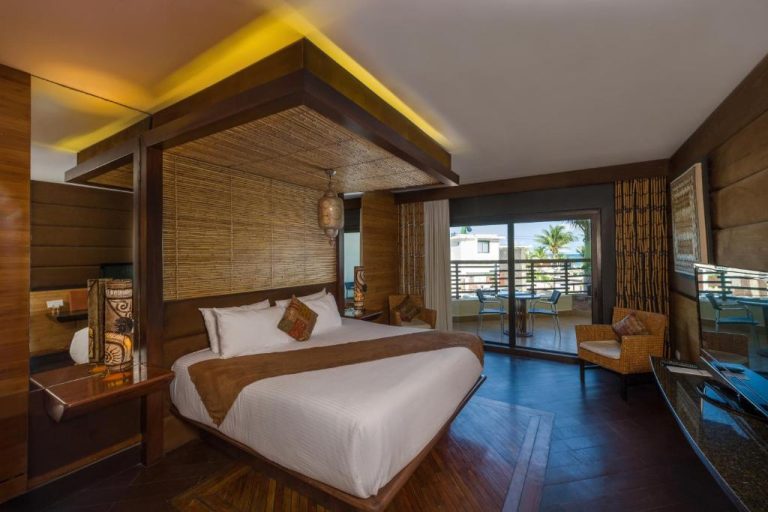 Habitación con cama de dosel y terraza exterior en La Divina by Aldea Thai, decoración tropical de lujo