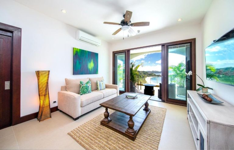 Sala de estar luminosa con vista al océano Pacífico en 360 Splendor Del Pacifico Residences